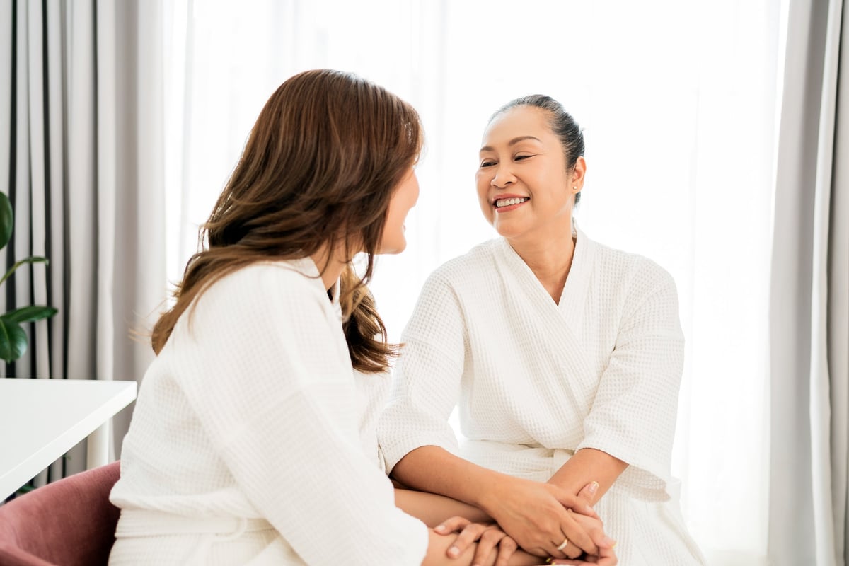 Mujeres disfrutando experiencia spa